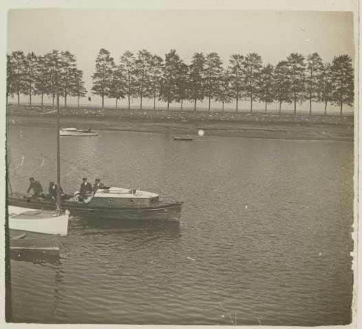 Saint-Valery-sur-Somme (Somme). Petits bateaux de plaisance sur le canal de la Somme