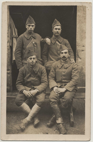 Portait de quatre soldats du 18e bataillon de chasseurs à pied, dont Lucien Pilette