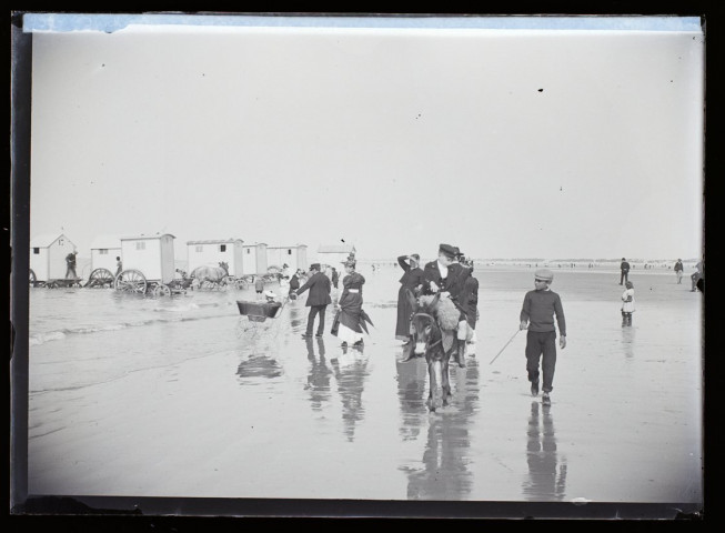 237 - Dunkerque - vue prise sur la plage - juillet 1898