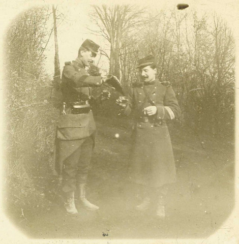 Manoeuvres militaires de Picardie du 2e Corps d'Armée : deux sous-officiers buvant un verre de vin dans un bois