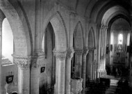 Aulnay. Eglise, vue intérieure : les parties hautes de la nef, voûtes et chapiteaux