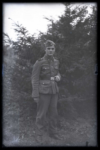 Portrait d'un militaire de rang de la 9e Panzerdivision SS Hohenstaufen, une des trente-huit divisions de Waffen-SS. Schütze / Mann (Fusilier)