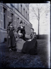 Environs de Lille (Nord). Famille Danel. Quatre femme posant dans le jardin d'une maison bourgeoise