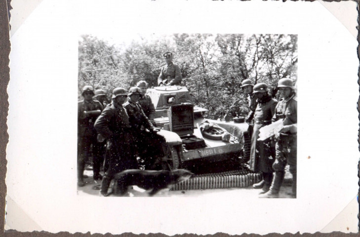 Environs d'Amiens. Soldats allemands près d'un char français capturé