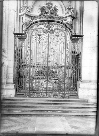 Cathédrale d'Amiens, vue intérieure : les grilles de la chapelle Saint-Jean-du-Voeu