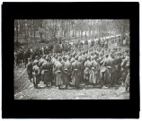 Marches d'épreuve du 72e - Le chant pendant la Grand'Halte route de Lamotte-Brebière - mai 1904
