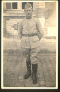 Portrait en pied d'un soldat