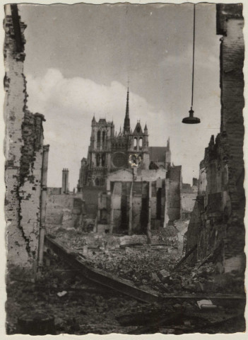 Amiens. La cathédrale se dresse parmi les ruines après les bombardements de 1940