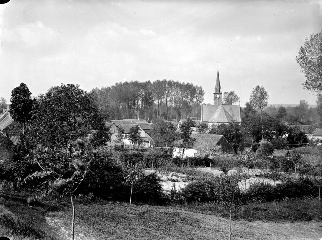 Vue d'un village et de son église