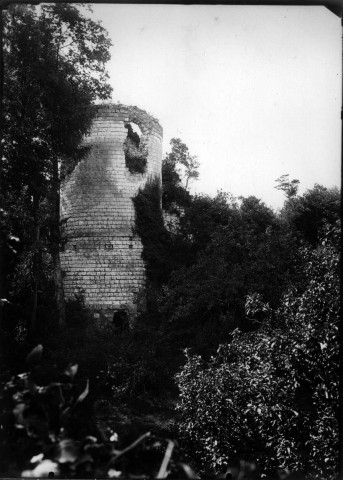 Ruines de la tour Margot de l'ancienne enceinte de Saint-Riquier (autrefois appelé "Centule" ou la ville aux cent tours)