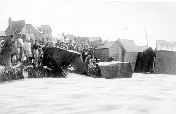 La plage et les cabines après la tempête de 1931