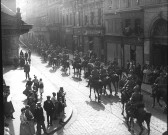 Fin août-début septembre 1914, militaires allemands défilant rue des Trois-Cailloux à Amiens : soldats à cheval