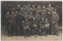 Fontenay-le-Comte, 28 mai 1917. Groupe de soldats : l'escouade du caporal Cousinard après une marche de 30 kilomètres. Photo prise à 6h du soir dans la cour du quartier