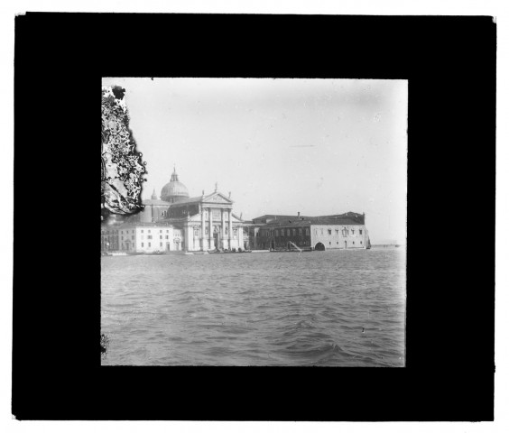 [Basilique San Giorgio Maggiore de Venise, situé sur l'île de San Giorgio Maggiore à Venise. Sur le fronton, on peut lire l'inscription "a Pio VII"]