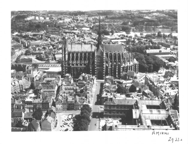 Amiens. Vue aérienne de la ville : la cathédrale, le palais de justice, le quartier Saint-Leu