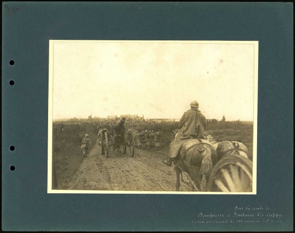 Sur la route de Dompierre à Fontaine-les-Cappy (Somme). Canon allemand de 150 emmené à l'arrière par les soldats français