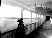 Scène de voyage. Portrait de femme sur la passerelle d'un bateau