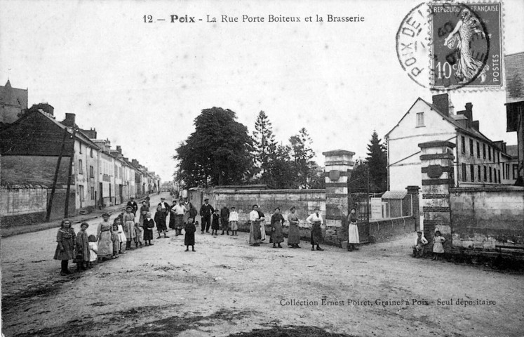Poix - La Rue Porte Boiteux et la Brasserie