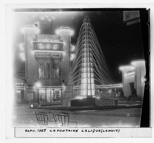 Paris. Exposition internationale des Arts décoratifs, fontaine de René Lalique (collaborateur de Marc Ducluzaud, architecte), vue prise la nuit