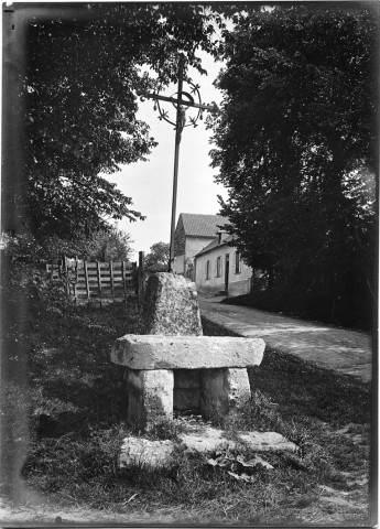 Une croix de ferronerie, érigée à l'entrée du village