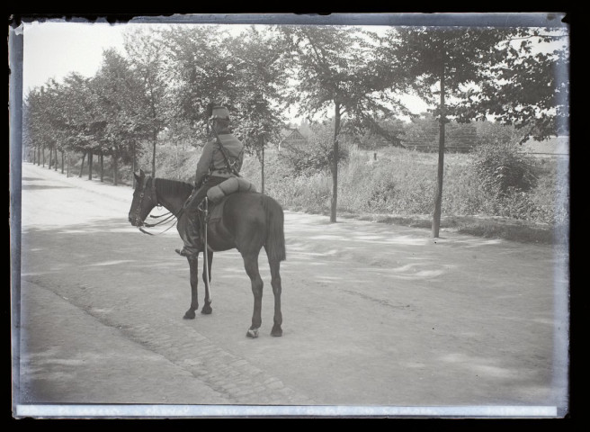 Chasseur à cheval vue prise à l'entrée des courses - juillet 1895