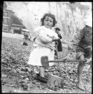 Portrait d'enfants jouant sur une plage de galets