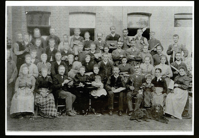 Photographie de groupe des personnels de l'usine CALINE Frères et de la famille Caline