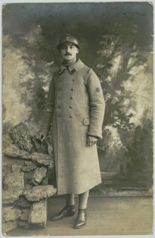 CARTE-PHOTO MONTRANT LE PORTRAIT D'UN SOLDAT FRANCAIS, EN PIEDS. (14156 A 14300 : LOT DE DOCUMENTS ET OBJETS AYANT APPARTENU AU LIEUTENANT OBSERVATEUR VICTOR BONNET)