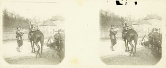 Manoeuvres militaires de Picardie du 2e Corps d'Armée : un officier à cheval prend des informations lors d'une halte des troupes dans un village