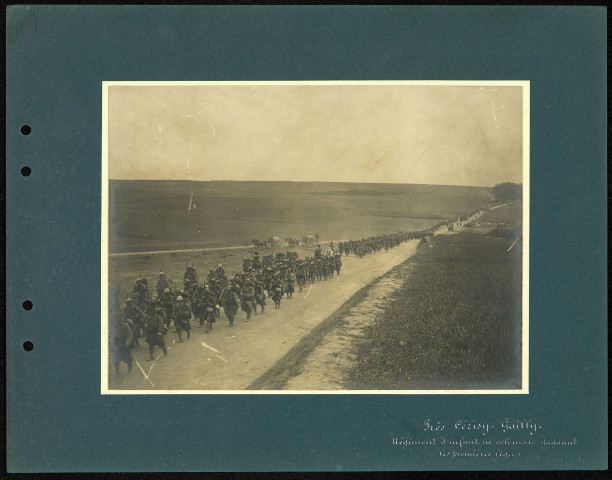 Près de Cerisy-Gailly (Somme). Régiment d'infanterie colonilae gagnant les premières lignes