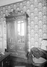 Décor intérieur d'une maison vers 1900 : une armoire