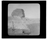 [Une femme de type européen posant au pied du majestueux sphinx de Chéfren, de la nécropole d'Al-Jizah (Gizeh)]