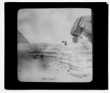 [Un touriste et son guide sur le dos du majestueux sphinx de Chéfren, de la nécropole d'Al-Jizah (Gizeh)]