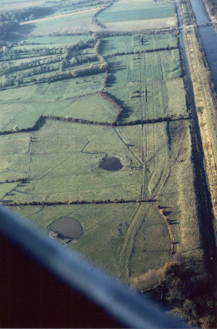 Photographie aérienne prise par François Vasselle en août 1980, montrant les traces dans un champ de Saigneville, d'un dépôt de munitions anglais et d'une ligne de chemin de de fer datant de la première guerre mondiale