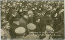 BEISETZUNG DER OPFER DER REVOLUTION IN BERLIN AM 20. NOVEMBER 1918. DIE MITGLIEDER DER REGIERUNG BEI DER TRAUERFEIER