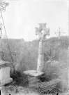 Vieilles croix dans le cimetière