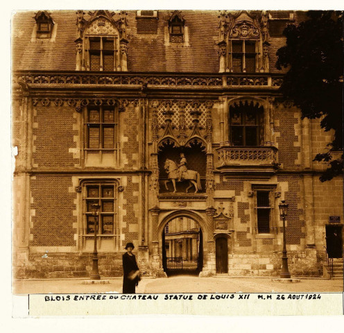 Blois (Loir-et-Cher). Entrée du château, statue Louis XII (M.H.)