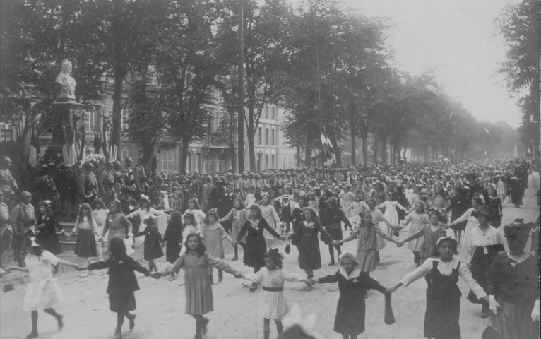 Guerre 1914-1918. Les enfants des écoles d'Amiens défilant sur les boulevards extérieurs devant le buste de la République pour fêter la victoire