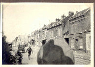 Amiens. Convoi allemand dans une rue d'Amiens sous un bombardement français
