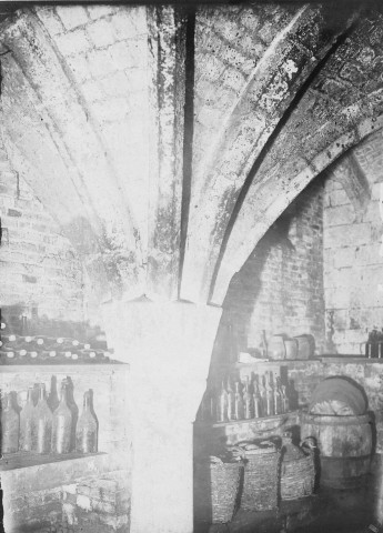 Amiens, 6 place Saint-Martin à Amiens, cave voûtée (XIIIe siècle) de la pharmacie Bienaimé : voussures, niches pour les bouteilles et pots en grès