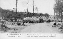 Offensive Franco-Anglaise - L'entrée du village avec la barricade établie par nos poilus