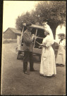 Madame Panas, infirmière major de la Société de Secours aux Blessés Militaires, discutant avec un officier près d'un véhicule de l'ambulance chirurgicale automobile