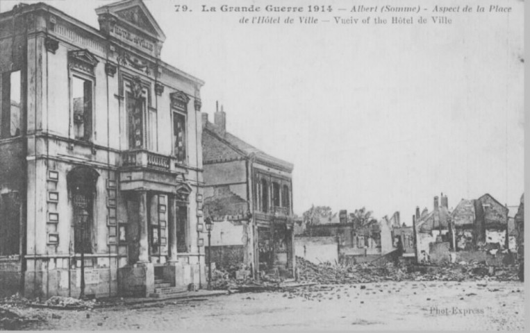 La grande guerre 1914 - Aspect de la place de l'hôtel de ville - View of the hôtel de ville
