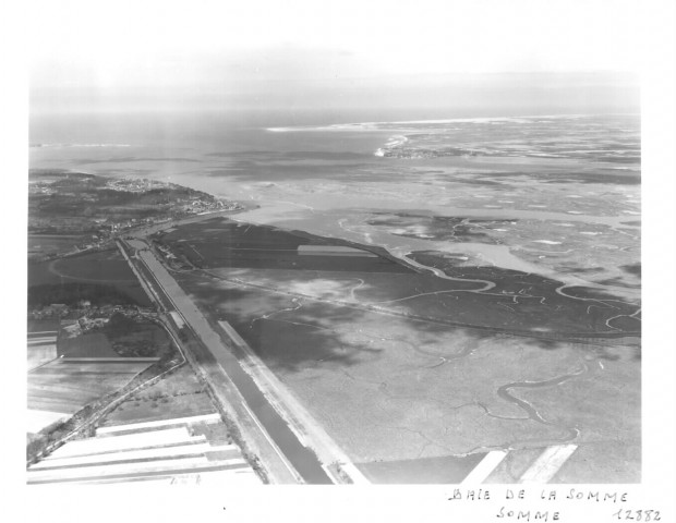 Vue aérienne de la Baie de Somme, du Canal de la Somme, des communes de Saint-Valery-sur-Somme et du Crotoy, des mollières