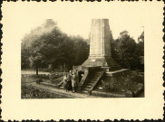 Famille d'Oscar Thiébault devant le Monument de la Haute Chevauchée, portant l'inscription "Aux morts de l'Argonne"