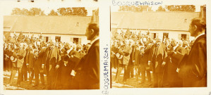 Officiels rassemblés dans le cadre d'une cérémonie commémorant la guerre 1914-1918. Au second plan, la fanfare municipale de Bouquemaison et Neuvillette