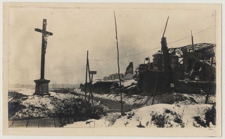 Ruines de la sucrerie de Dompierre détruite par les bombardements. Le calvaire qui lui fait face est intact
