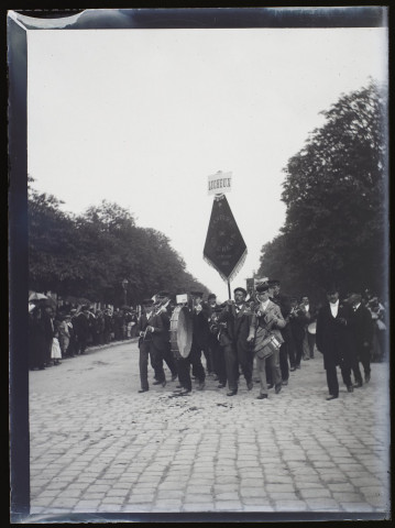 [La fanfare municipale de Lucheux, créée le 1er janvier 1886, défilant dans les rues d'Amiens]