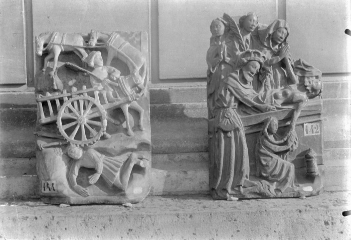 Musée de Picardie. Fragments de sculpture représentant"un homme écrasé par une charette" et " le Christ au tombeau"