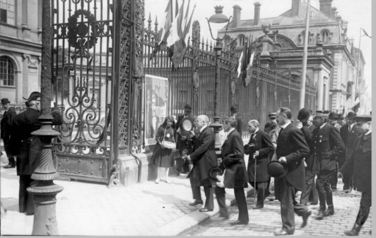 Exposition d'habitat reconstitué "le foyer retrouvé". L'arrivée du Président Poincaré au Musée de Picardie lors de sa visite officielle pour l'inauguration, le 13 juillet 1919